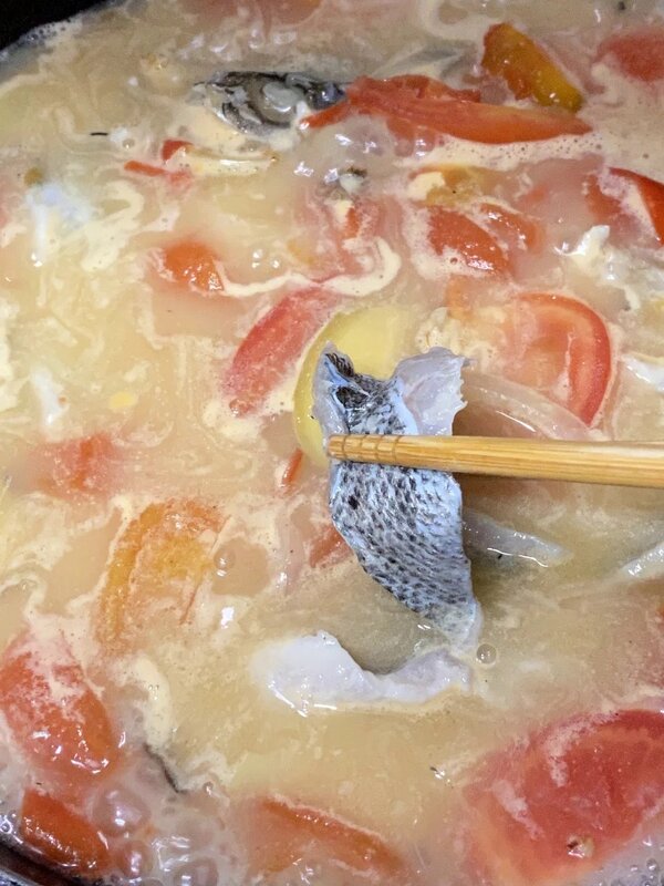 4   魚塊加醃料略醃。將湯再次滾起，收細火，加入魚塊浸至轉白身，加鹽調味。撒葱花。.jpg