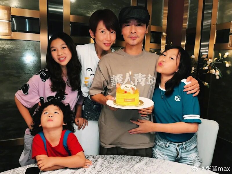 2 蔡少芬與張晉一家五口十分幸福，但蔡少芬自爆曾為張晉流淚無數次。.jpg