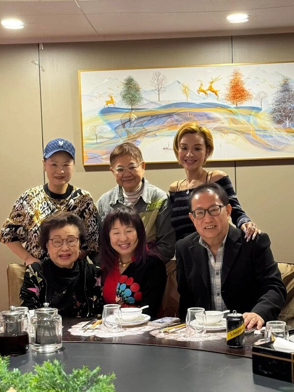 2   譚倩紅同圈中好友食開年飯，同場仲有前無線高層劉家豪梅小青伉儷、葉子楣及袁文傑.jpg