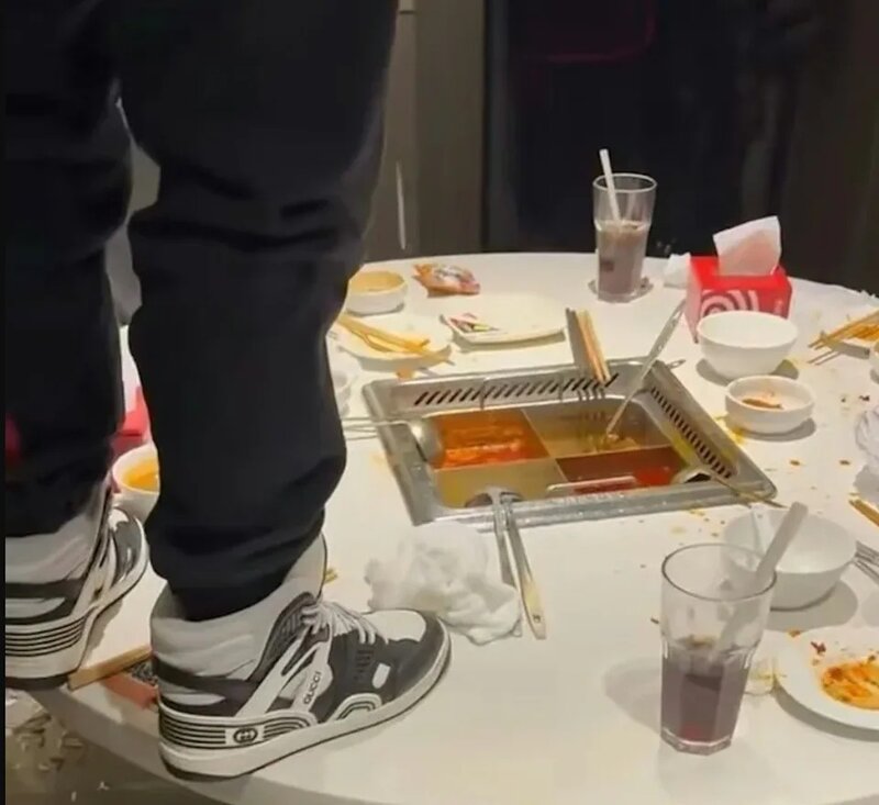 內地男企枱疑向火鍋小便 海底撈報警：追究法律責任.jpg