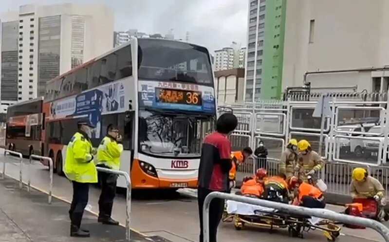荃灣26歲女子遭巴士撞倒遺染血頸巾 昏迷送院搶救不治.jpg