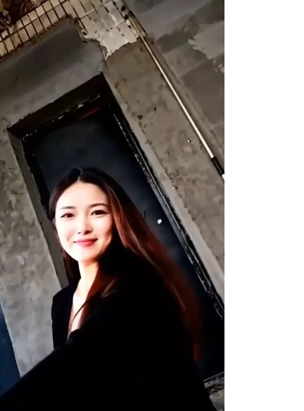 4 由於「長沙花魁」照片網上僅流傳兩張，加上影像有點模糊，有網民索性利用AI製作花魁.jpg