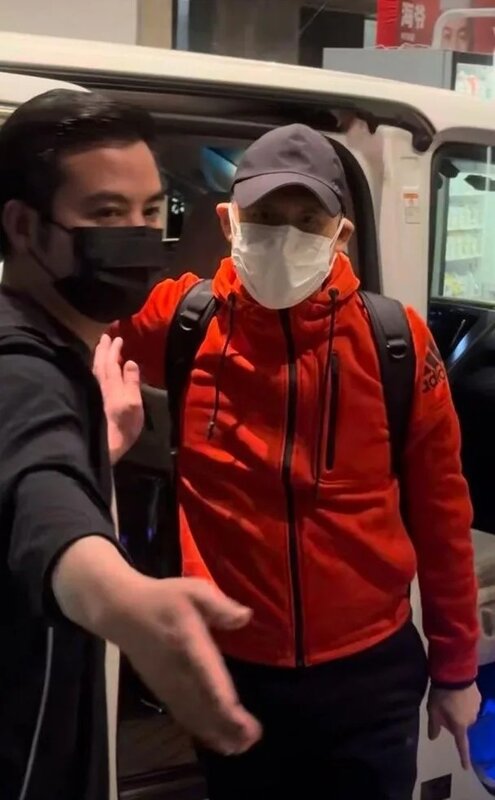 3 他抵達廣州時已戴上兩個口罩。.jpg