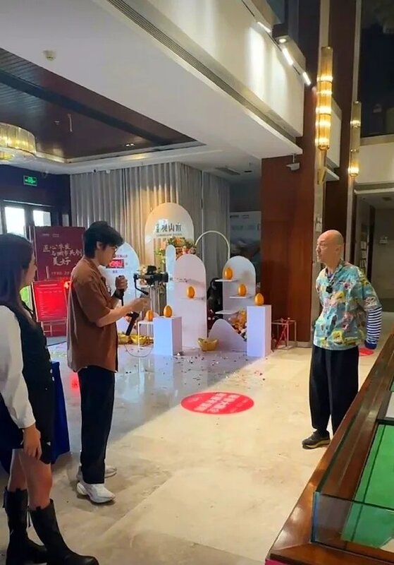 1 去年在茶餐廳洗碗的戴耀明，近日獲大灣區樓盤邀請拍廣告。.jpg