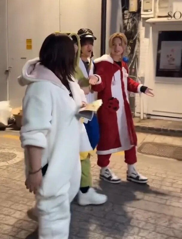 4  花姐身穿白色服裝上場，參與其中。.jpg