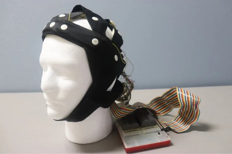 7 奧姆真理教入會儀式上使用的訓練器材，據說可將麻原彰晃的腦電波轉換成電話訊號，然.jpg