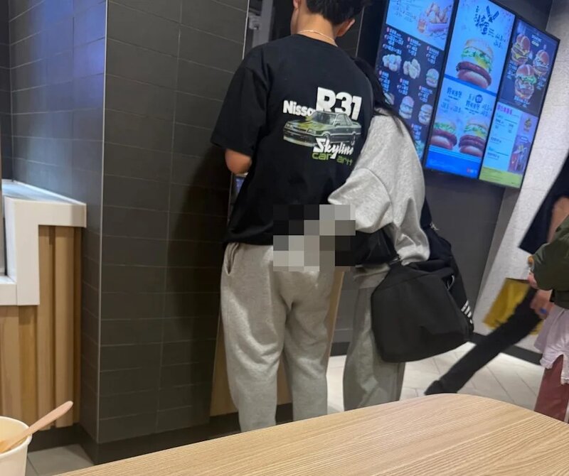 情侶買麥當勞 猴擒女邊點餐邊摷男友褲檔 網友：摷完揩落男仔個嘴度！.jpg