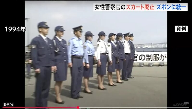 數十年前，日本女警須穿裙執勤。.jpg