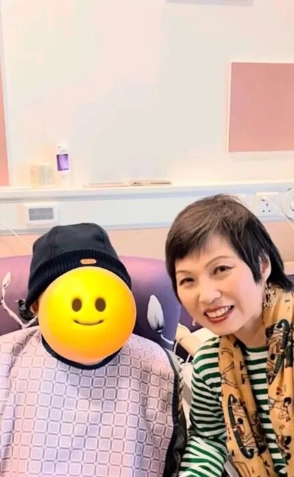 2 夏妙然往探望過King Sir，雖然樣貌被emoji遮着，但仍能聽到他的招牌笑聲。（YouTube.jpg