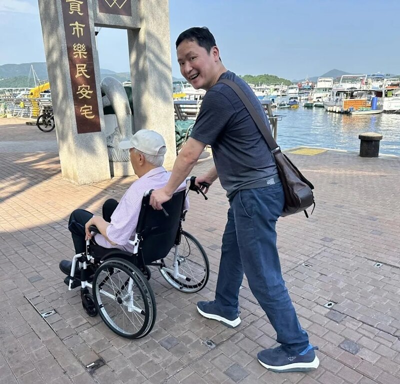 3  藝人余俊峰以輪椅推着King Sir到西貢出遊。（IG@johnsonjunyu）.jpg