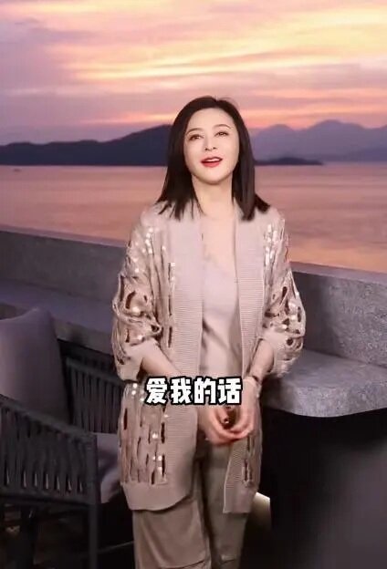 3  除了日常Ｔ裇牛仔褲打扮，關之琳也有成熟感性的一面。（小紅書@關之琳）.jpg