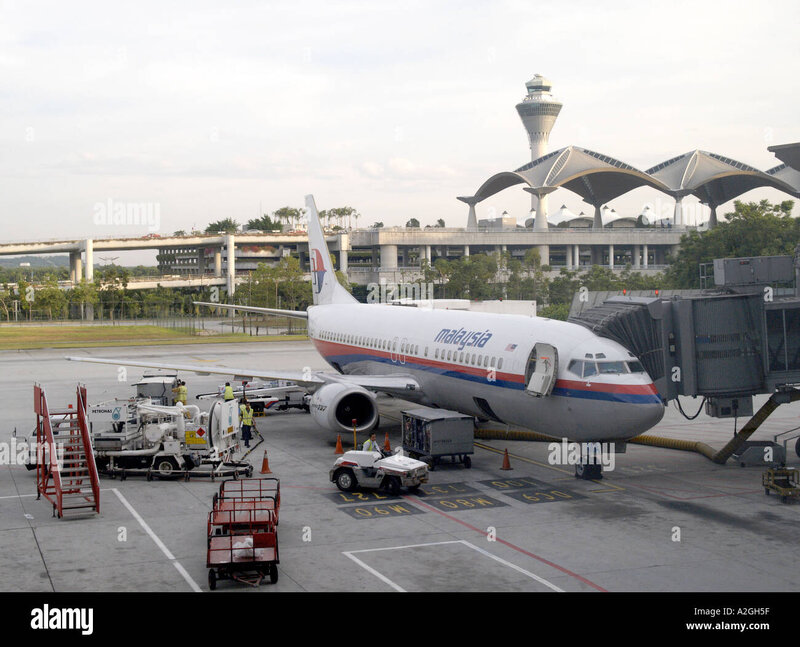 kuala-lumpur-international-airport-klia-malaysia-plane-being-resupplied-A2GH5F.jpg
