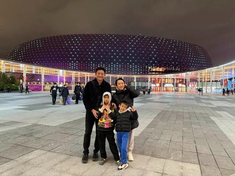 2  楊證樺有份投資的公司負責七人欖球賽的場內保安工作，太太沈可欣與兩名兒子到來支持。.jpg