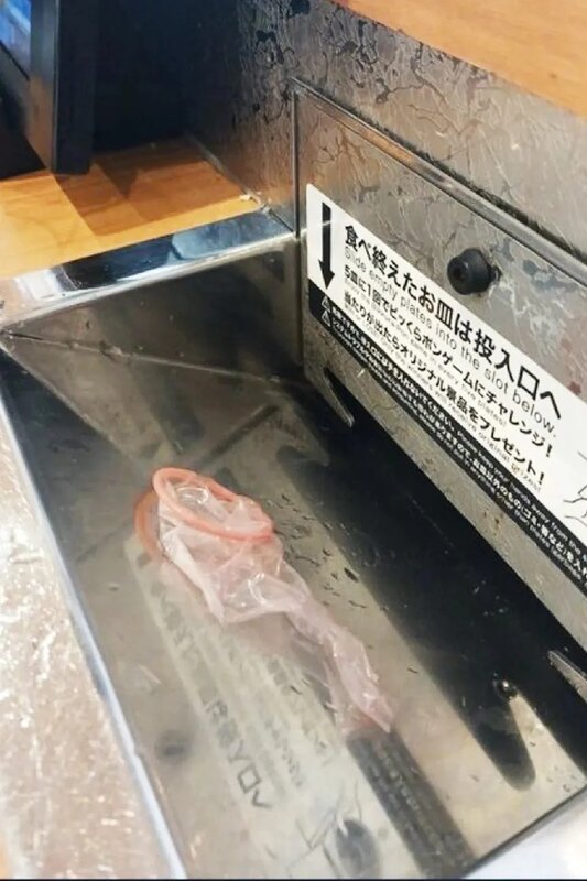 餐碟投入口被放置已開封的安全套。.jpg
