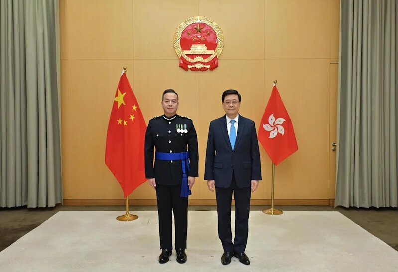 2 行政長官李家超（右）4月2日與新任警務處處長周一鳴（左）合照。（政府新聞處）.jpg