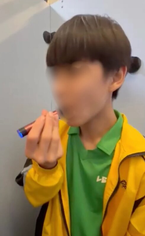 1   身穿運動校服的學生，在廁格內懷疑吸食電子煙。.jpg