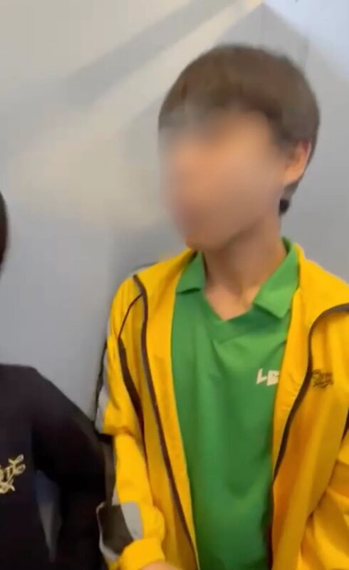 2  學生懷疑吸食電子煙後吐出煙霧。.jpg