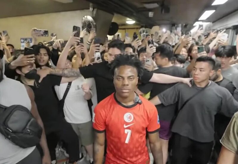 3 Speed於港鐵站被大批粉絲包圍。.jpg