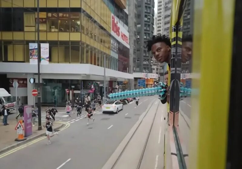 4 電車行駛期間，大批粉絲跑上馬路緊隨。.jpg