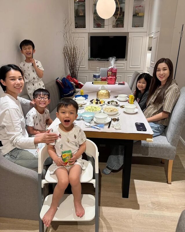 2 鍾嘉欣與9歲女兒Kelly到訪胡杏兒的家，兩家人開心地同枱吃飯。（IG@chungkayanlinda）.jpg