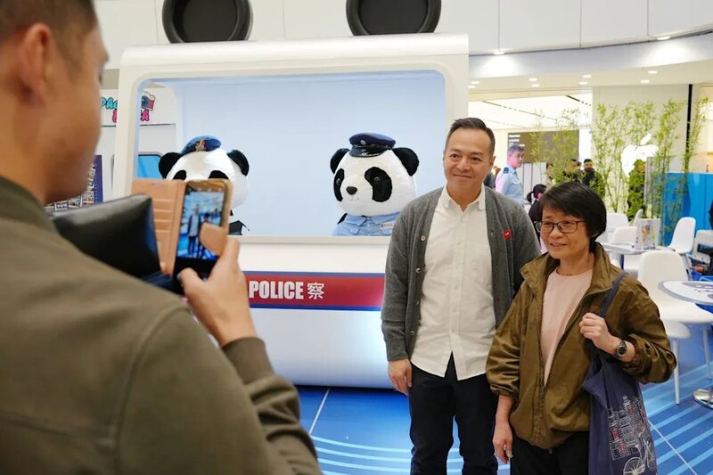 3   警察招募組過去周末（4月5日至6日）在觀塘apm舉辦「警察 • 社區招募快線」活動。.jpg