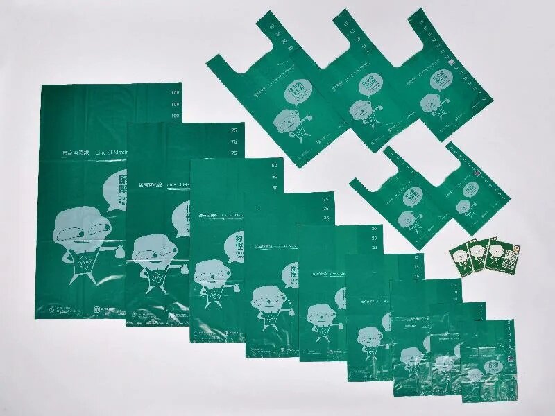 1   垃圾徵費暫緩後，環保署派發已採購的指定垃圾袋，食環署揀選75L及100L兩款指定袋.jpg