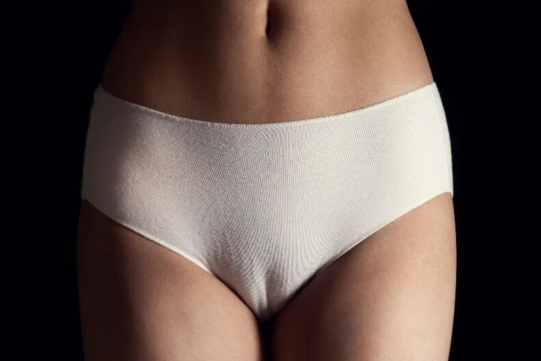 1 所謂的駱駝蹄，其實就是指，女生穿著太緊或是太薄的褲子時，褲襠的位置所呈現出來的.jpg