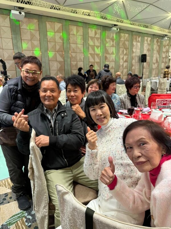 3 余慕蓮與眾人合照時，精靈地起舉起大拇指，做出讚賞的手勢。.jpg