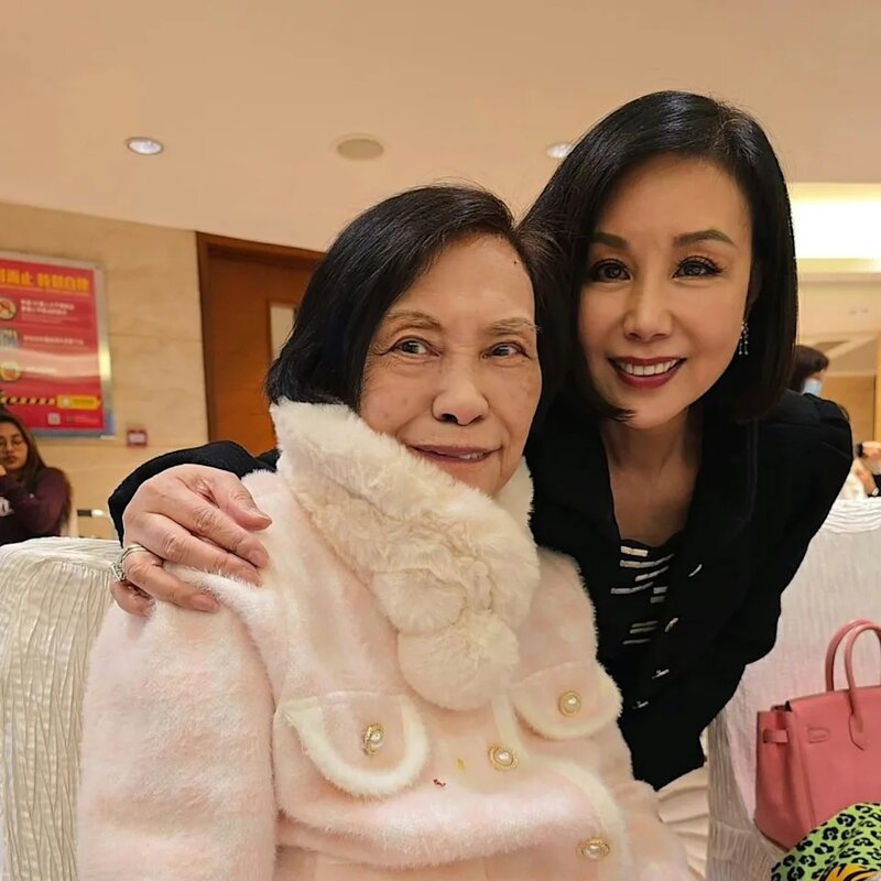 2 余慕蓮上月出席連炎輝生日宴時，臉容仍略帶憔悴，最新亮相時明顯好轉。.jpg