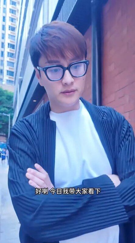 3 謝東閔染了啡色頭髮配上齊蔭的瀏海，甚有韓星感覺，顯得十分年輕。.jpg