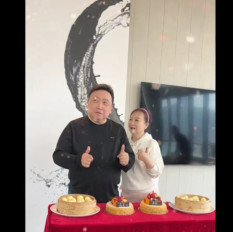2   叻哥陳百祥日前同太太黃杏秀以及導演王晶一齊慶祝生日.jpg