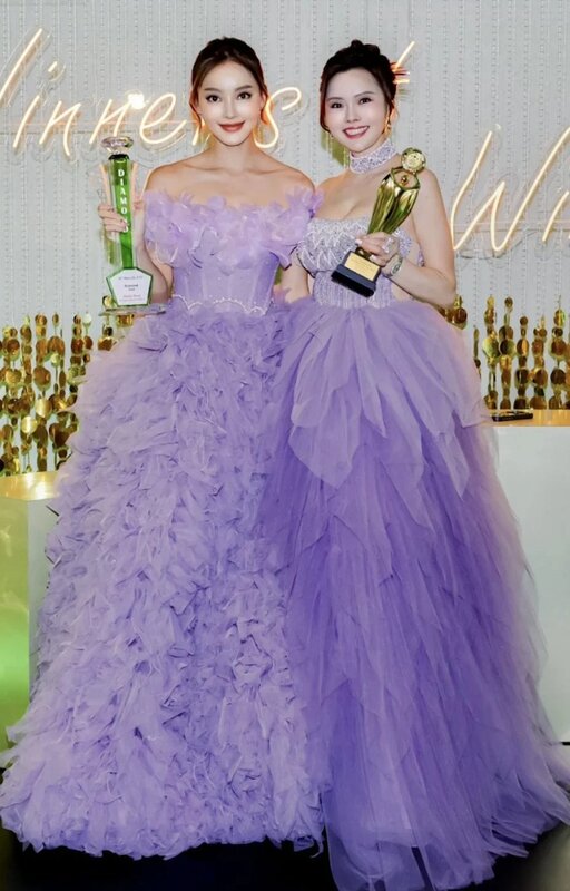 5   張利華（左）成功躋身保險業「百萬圓桌」行列，日前身穿華麗的紫色晚裝出席公司頒.jpg