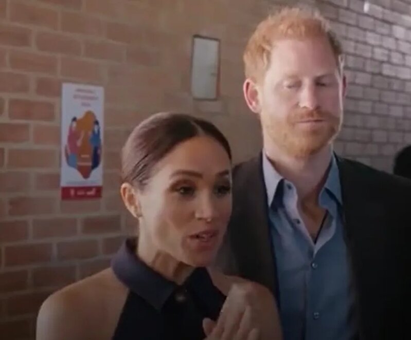 哈里說話被梅根打斷，閃過一絲無奈神情。(互聯網).jpg