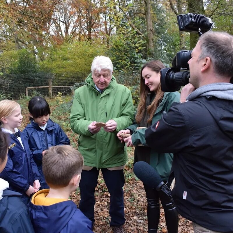 1 Mandy Lieu早前在莊園內跟到來參觀的小學生傾談，且接受媒體訪問。.jpg
