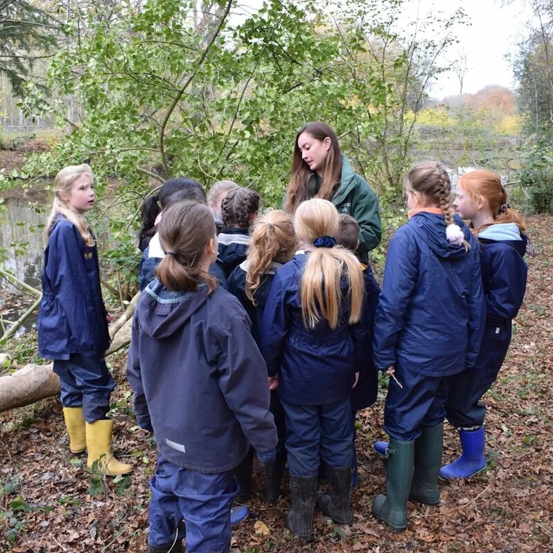 3 Mandy Lieu早前在莊園內跟到來參觀的小學生傾談，成為親切的大姐姐。.jpg