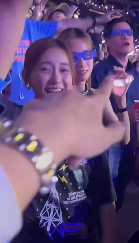 2 Stephy男友（右）雖然帶住特效眼鏡，但睇得出青靚白淨.jpg