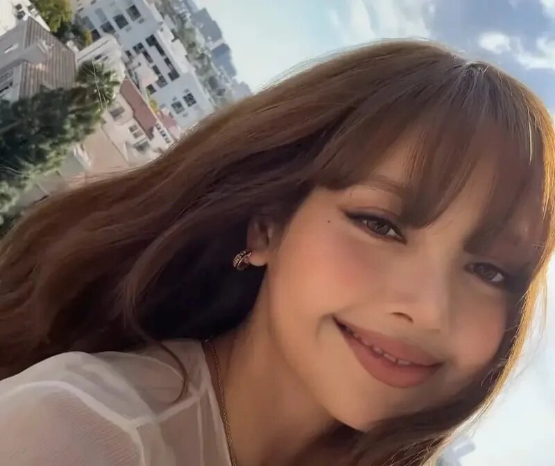 BLACKPINK成員Lisa（如圖）與LVMH集團的董事長貝爾納阿爾諾（Bernard Arnault）的三兒.jpg