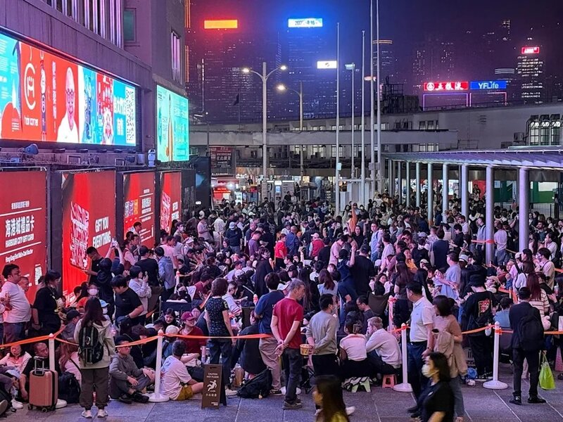 1  Chiikawa限量版公仔海港城引數百人龍，警員深夜宣布持證件實名登記後可離開。.jpg