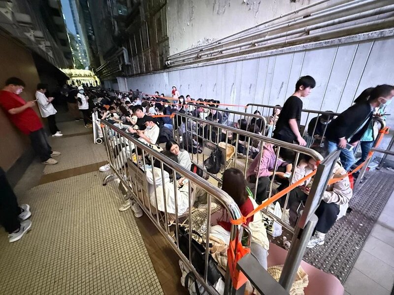 2   4月14日晚引來數百粉絲到尖沙咀海港城排隊，部分人準備排通宵，場面墟冚。.jpg