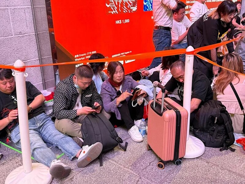 4 4月14日引來數百粉絲到尖沙咀海港城排隊，部分人準備排通宵，場面墟冚。.jpg