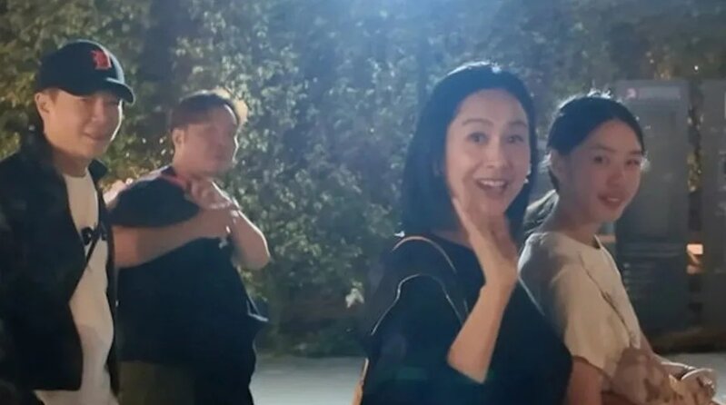 1 朱茵與女兒黃鶯及丈夫黃貫中一起看Coldplay演唱會，散場後被網民拍到，曝光母女最新.jpg