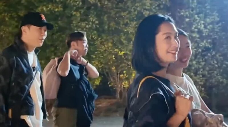 2 由於朱茵與女兒黃鶯顏值太吸睛，網民笑稱一時間認不出身後的黃貫中（左一）。（小紅.jpg