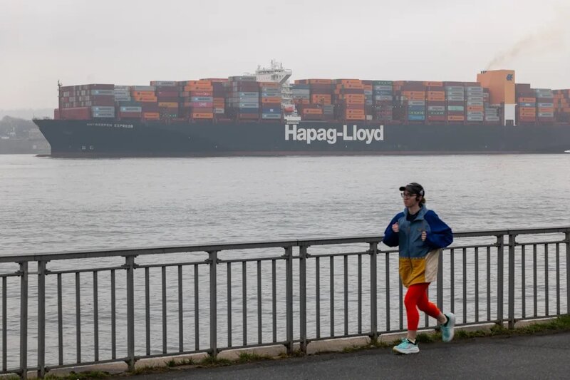 目前美國對中國商品加徵的關稅已達 245%，即便特朗普撤回對半導體等產品的關稅，但服.jpg