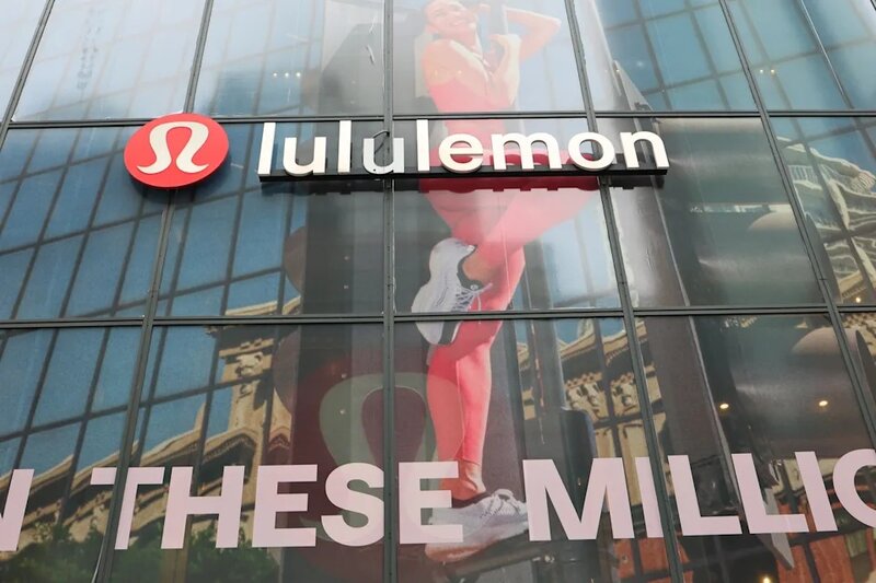 據稱為 Lululemon 代工的工廠前，一名博主手中拿著瑜伽褲說，這些褲子的出廠價只需 5.jpg
