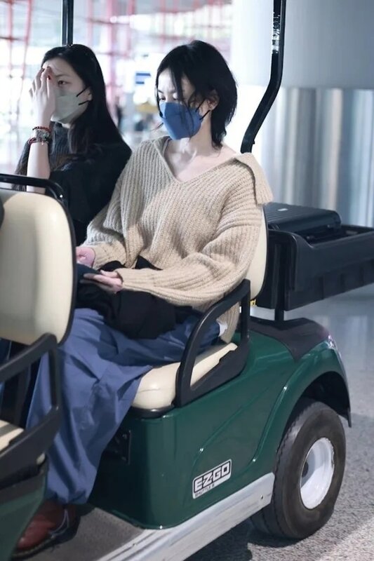 2 王菲與李嫣成日孖公仔現身。.jpg