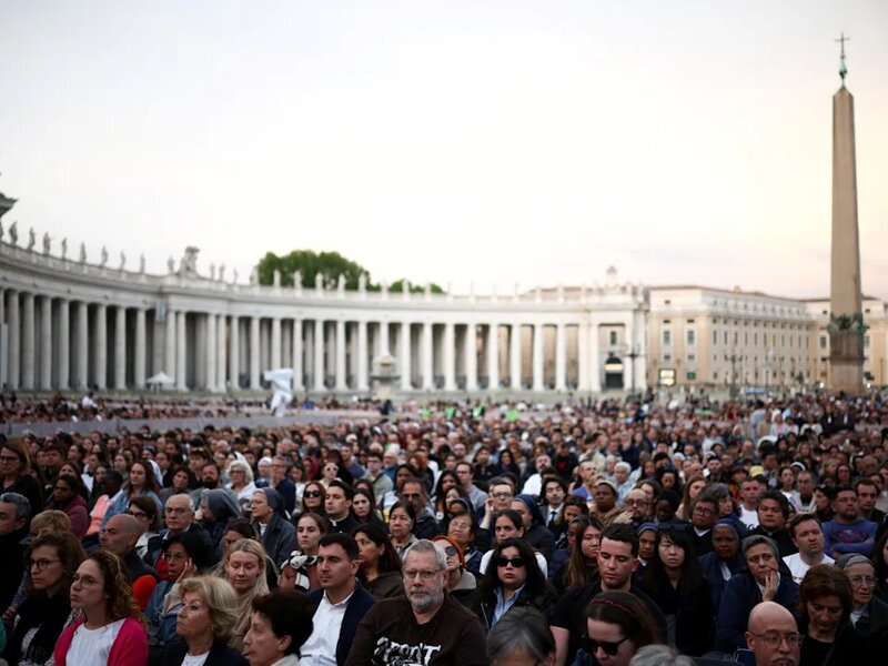 大批信眾聚集聖伯多祿廣場，出席祈禱儀式悼念方濟各。.jpg