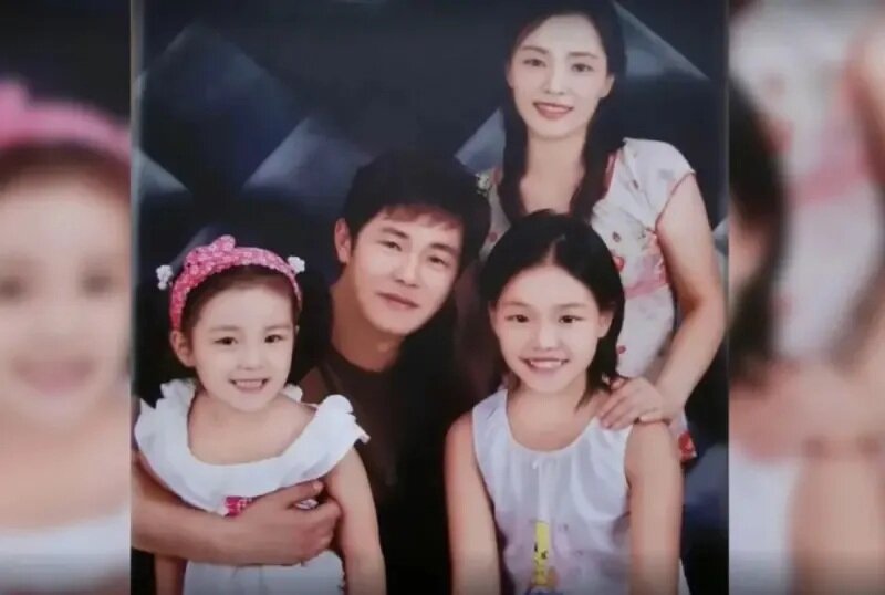 4 李多慧（左下）粉絲先前幫她剪輯慶生影片時，就有曝光過李多慧小時候拍的全家福，一.jpg