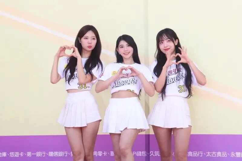 2 李素泳（左）日出席活動，聊及好友李晧禎返韓4個多月的近況，「晧禎說她很想回來台.jpg