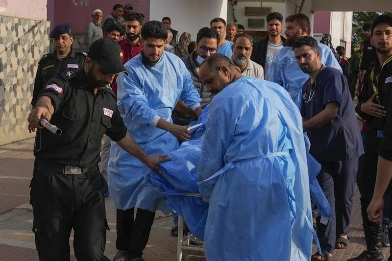 印度克什米爾武裝份子向遊客開槍，釀26死多人受傷。(AP).jpg