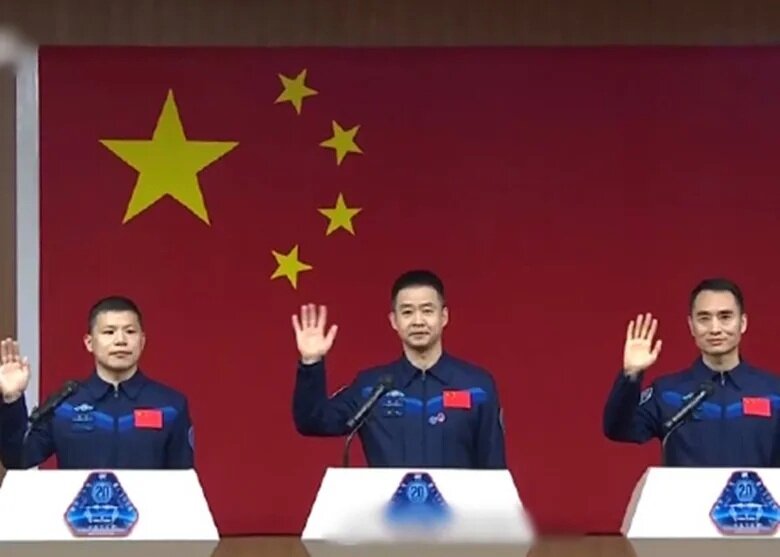 神舟二十號乘組見記者 團隊默契十足一體同心.jpg